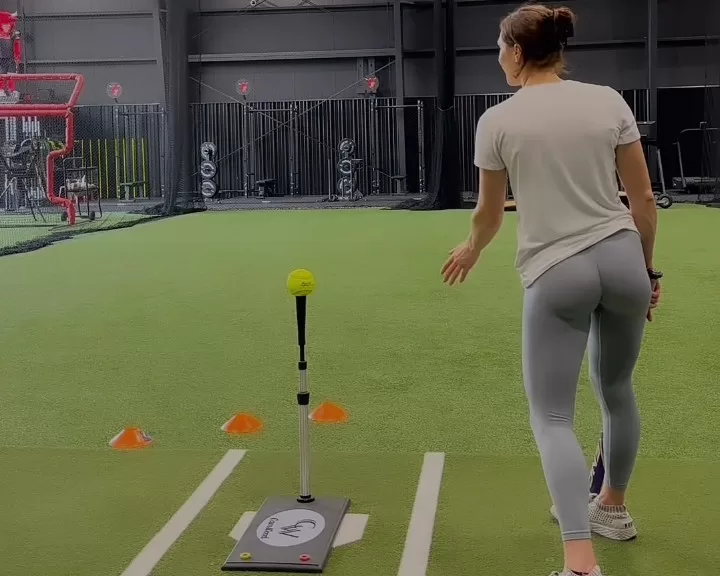Mujer entrenando softball ðŸ˜² (video)
